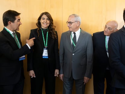 El presidente del BBVA, Carlos Torres, habla con Camino Quiroga y Marc Puig mientras el presidente de Banco Sabadell, Josep Oliu, escucha, este lunes en Barcelona.